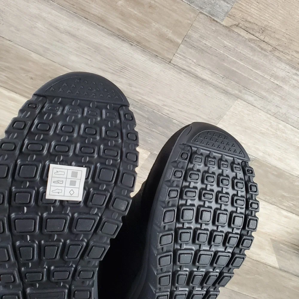 Skechers new without
